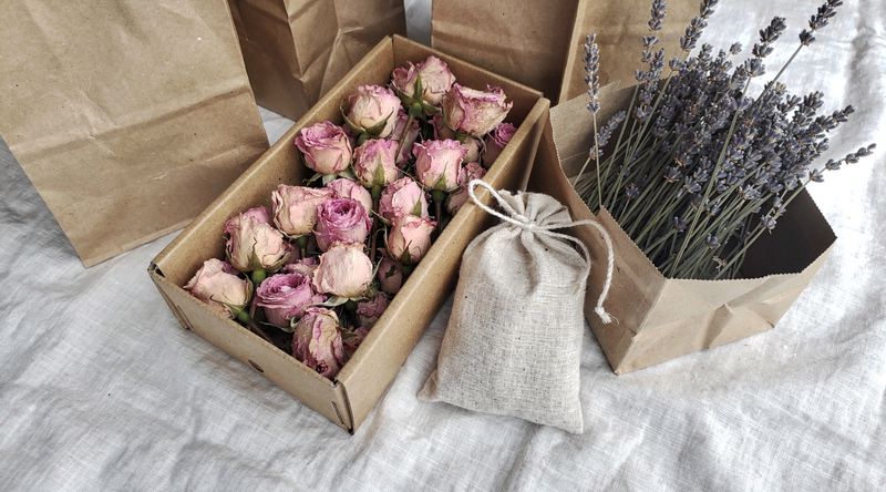 Organisierter Lagerbereich: Beschriftete Kartons mit getrockneten Blumen