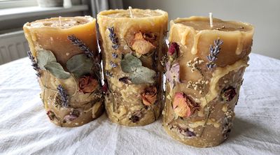 Kerzen verzieren mit Trockenblumen: Schritt für Schritt zur rustikalen Deko