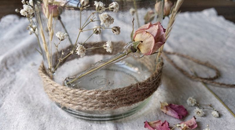 Schritt-für-Schritt: Trockenblumen werden auf Glaswindlicht geklebt
