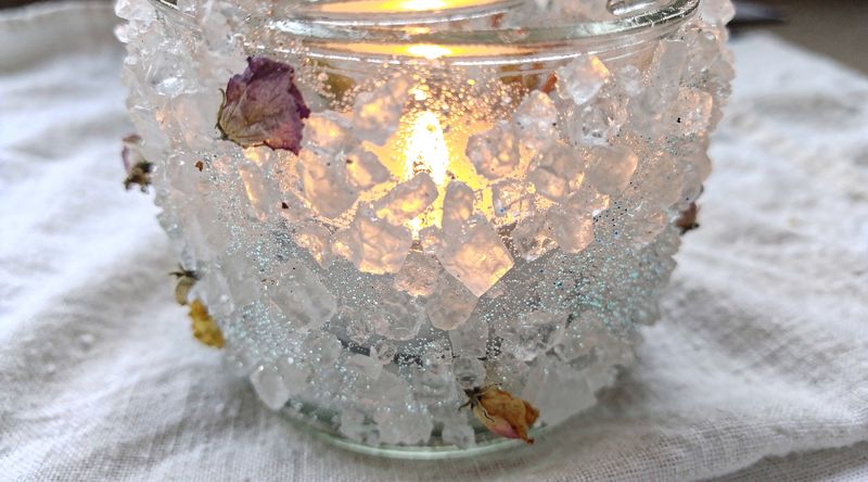 Windlicht mit Salzeffekt und Glitter, leuchtend von innen mit sichtbaren Lichtreflexen