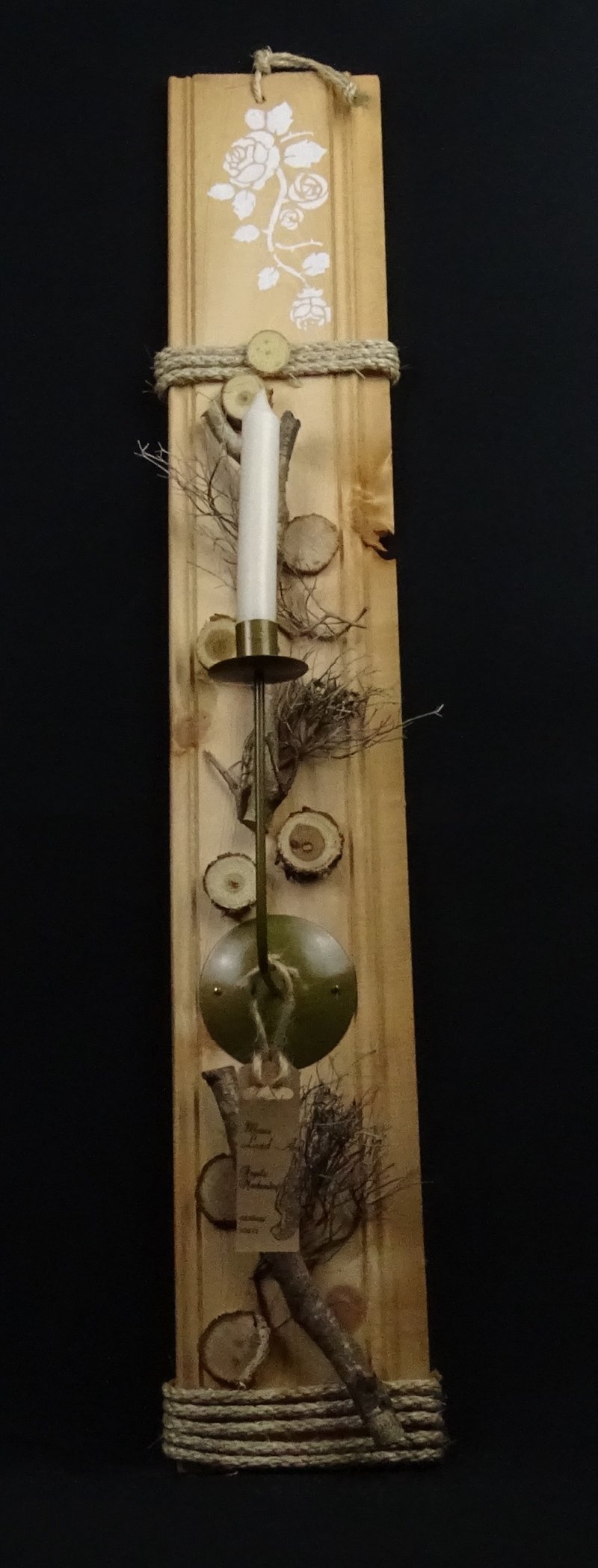 Wandkerzenhalter mit Rosen-Schablone und Zweig