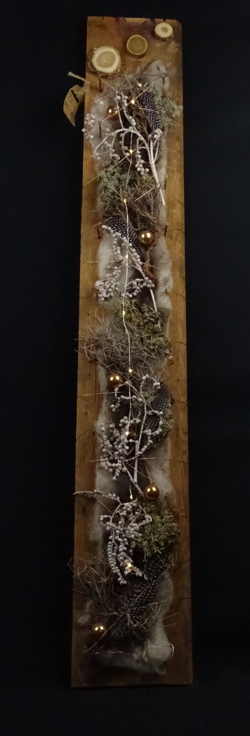 Langes Wandbrett mit Federn, Beeren und Goldkugeln