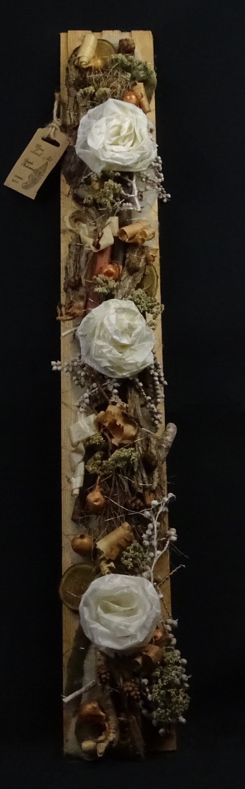 Langes Wandbrett mit weißen Rosen und Birkenröllchen