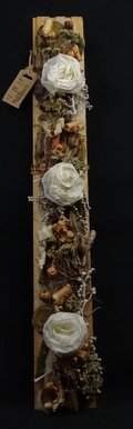 Langes Wandbrett mit weißen Rosen und Birkenröllchen