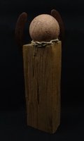 Engel mit Eichenholzkörper und Hufeisen-Flügeln