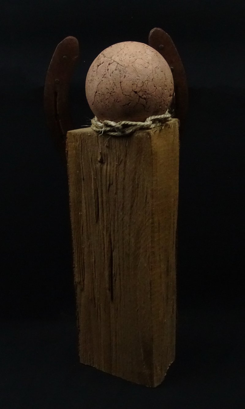 Engel mit Eichenholzkörper und Hufeisen-Flügeln