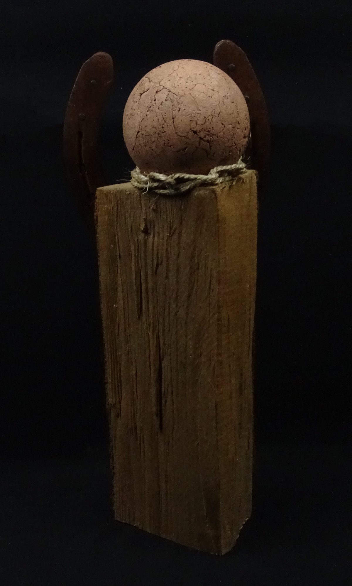 Engel mit Eichenholzkörper und Hufeisen-Flügeln