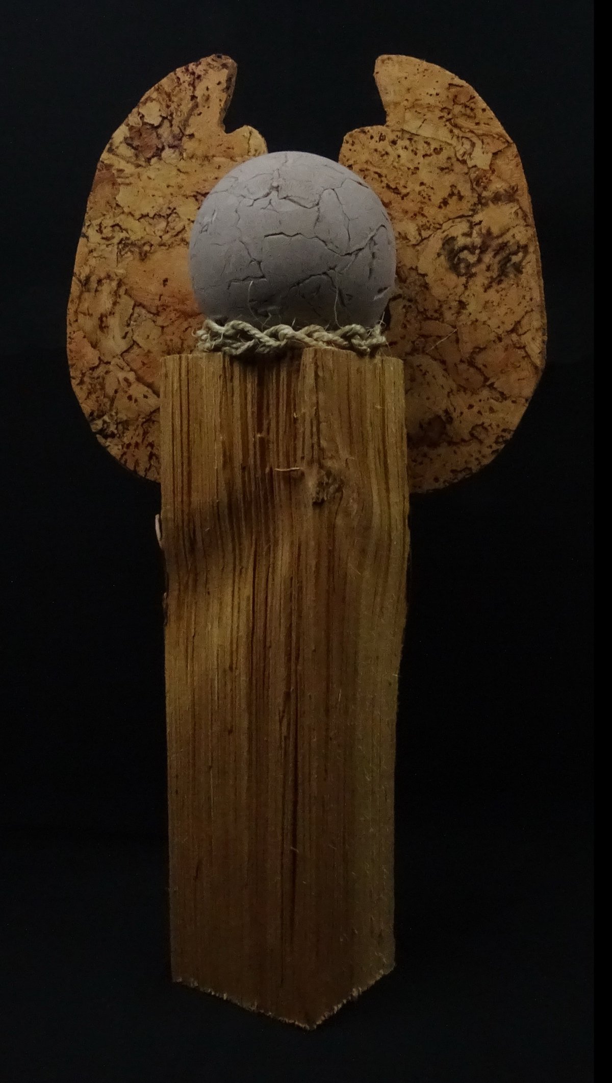 Engel mit Spaltstamm und runden Korkflügeln