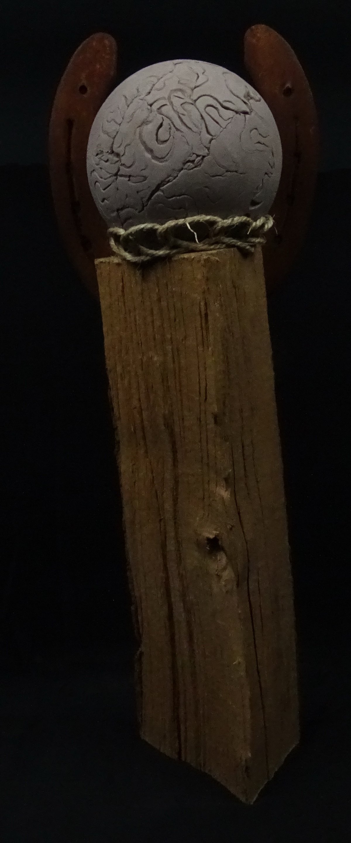 Engel mit Eichenholzkörper und Hufeisen-Flügeln (ornamentiert)