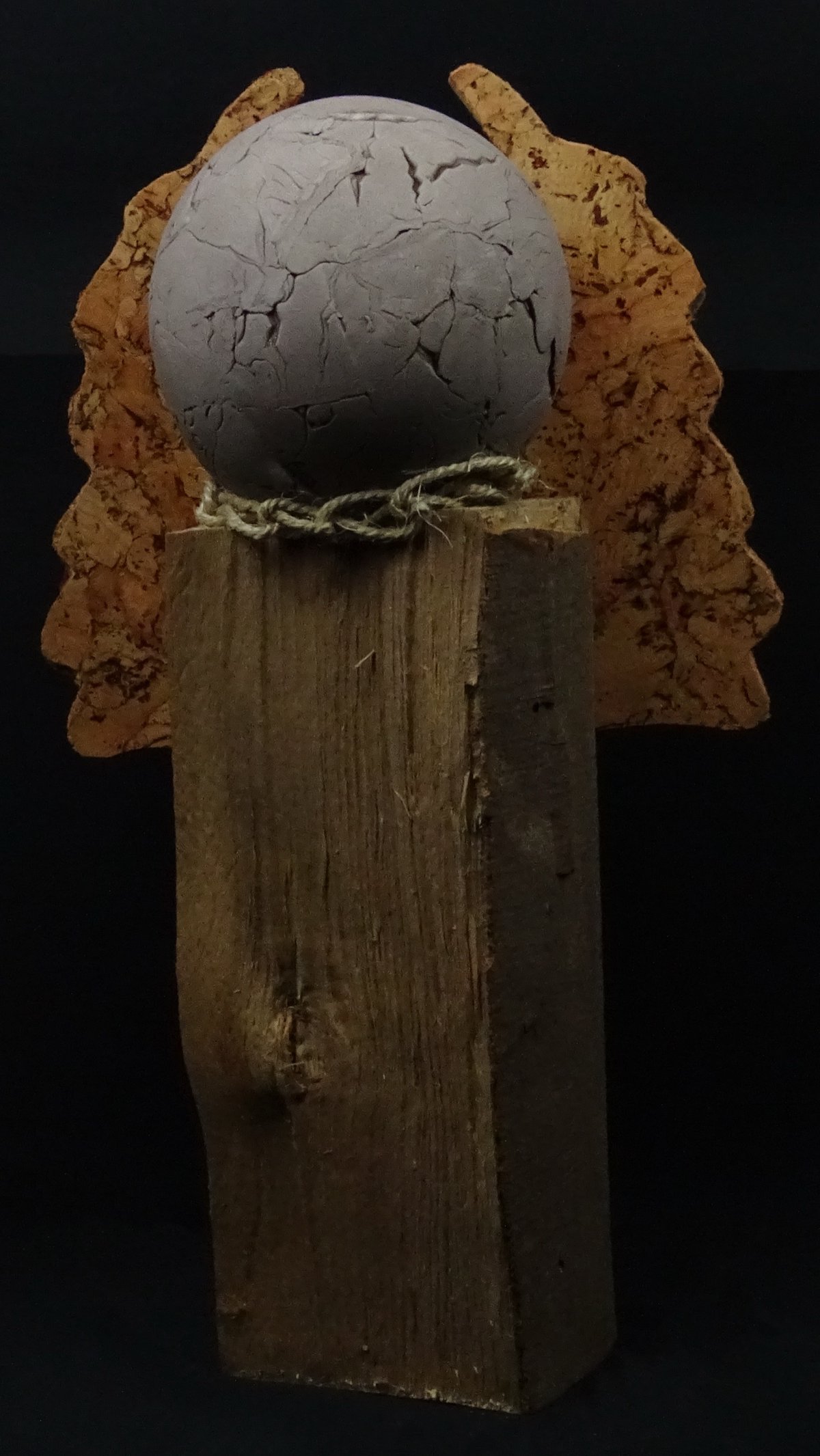 Engel mit Holzbalken und runden Korkflügeln