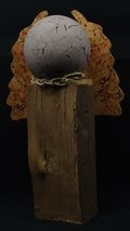 Engel mit Holzbalken und runden Korkflügeln
