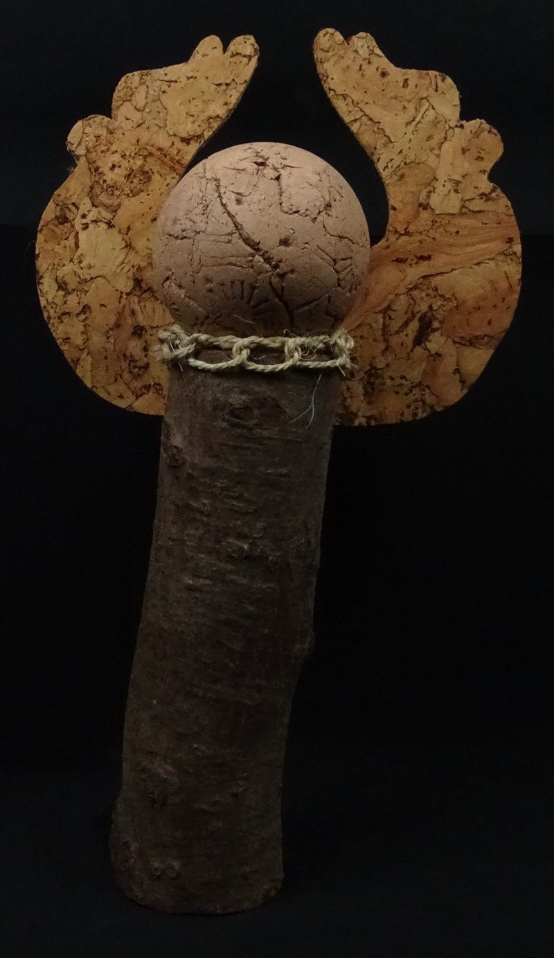 Engel mit Astholz und geschwungenen Korkflügeln