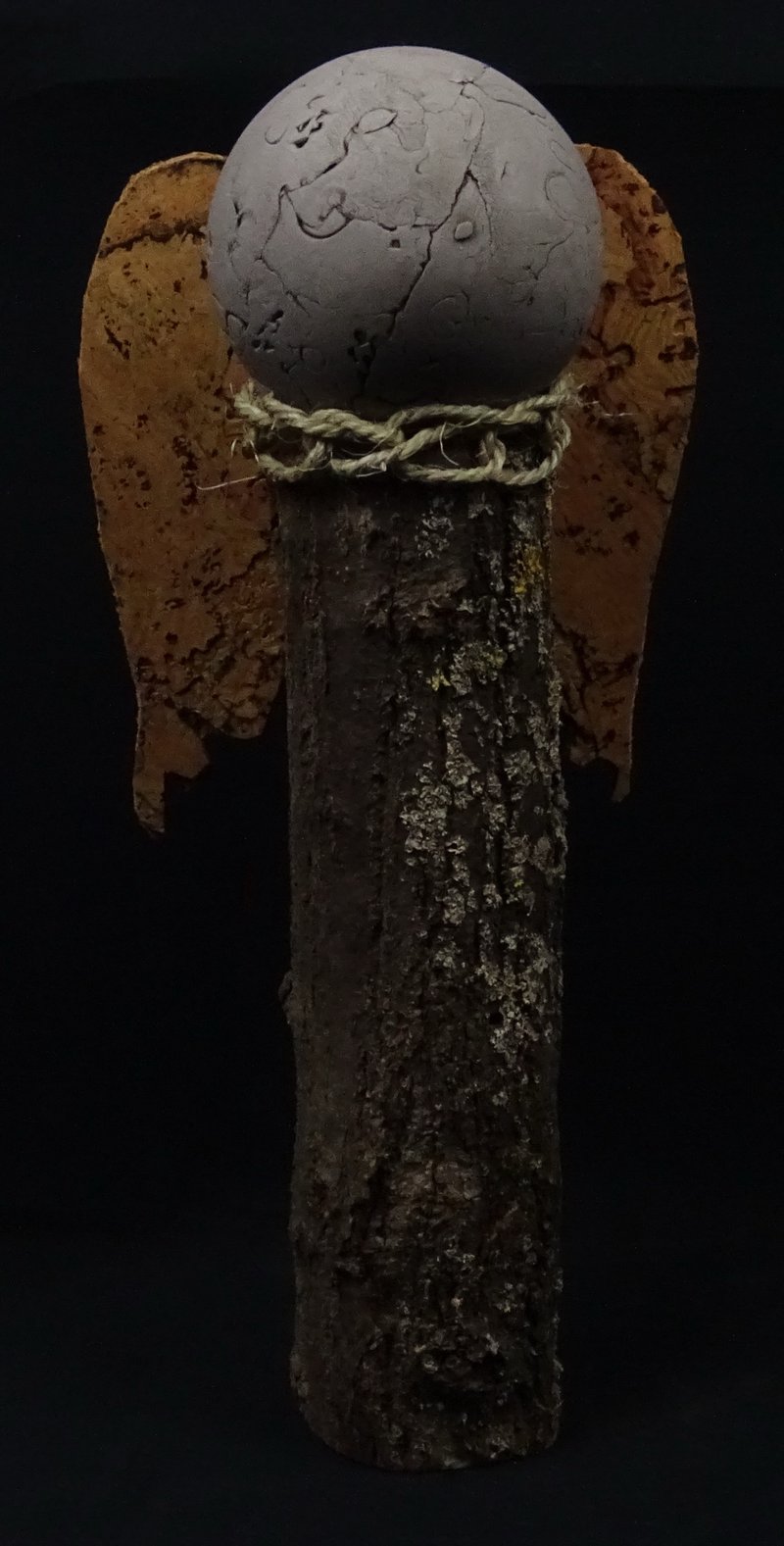 Engel mit Rindenstamm und runden Korkflügeln