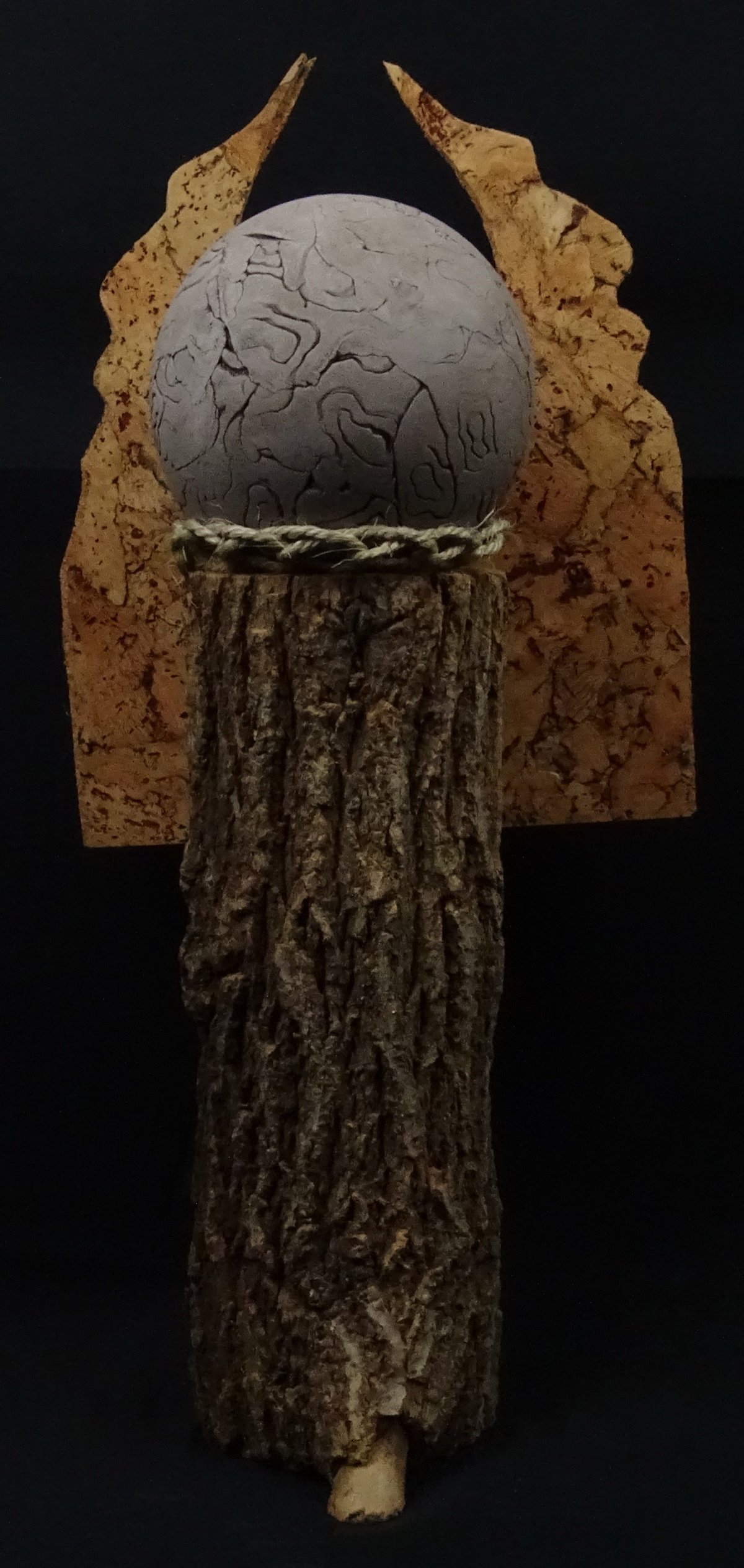 Großer Engel mit Rindenstamm und spitzen Korkflügeln