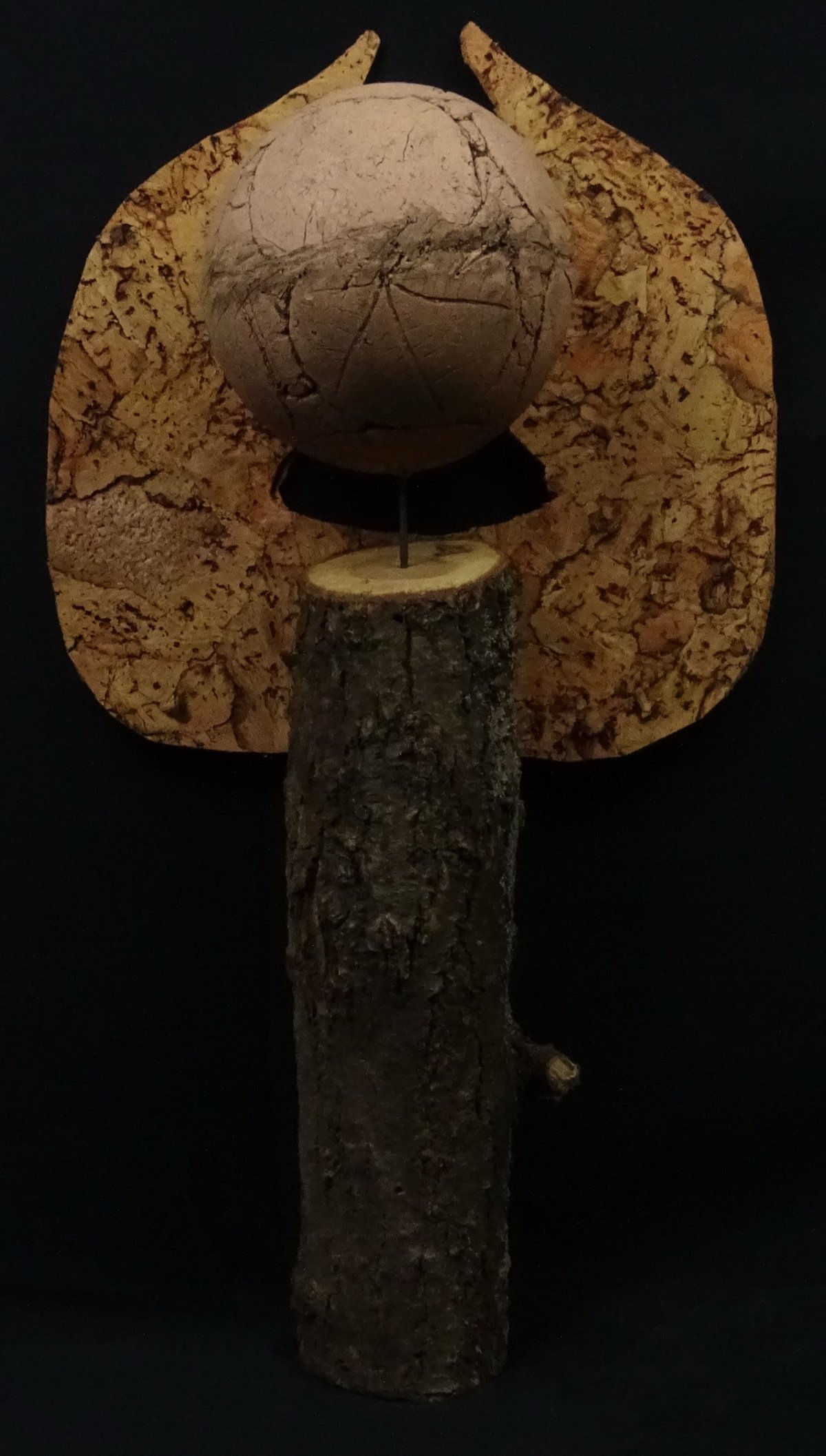 Engel mit Baumstamm und herzförmigen Korkflügeln