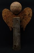 Engel mit Birkenstamm und herzförmigen Korkflügeln