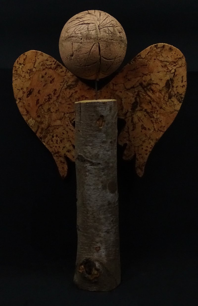 Engel mit Birkenstamm und herzförmigen Korkflügeln