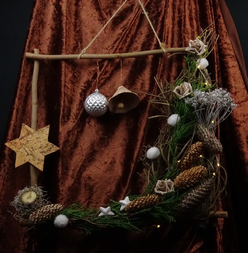 Hängedeko mit Halbmond, Rosen und Korkstern