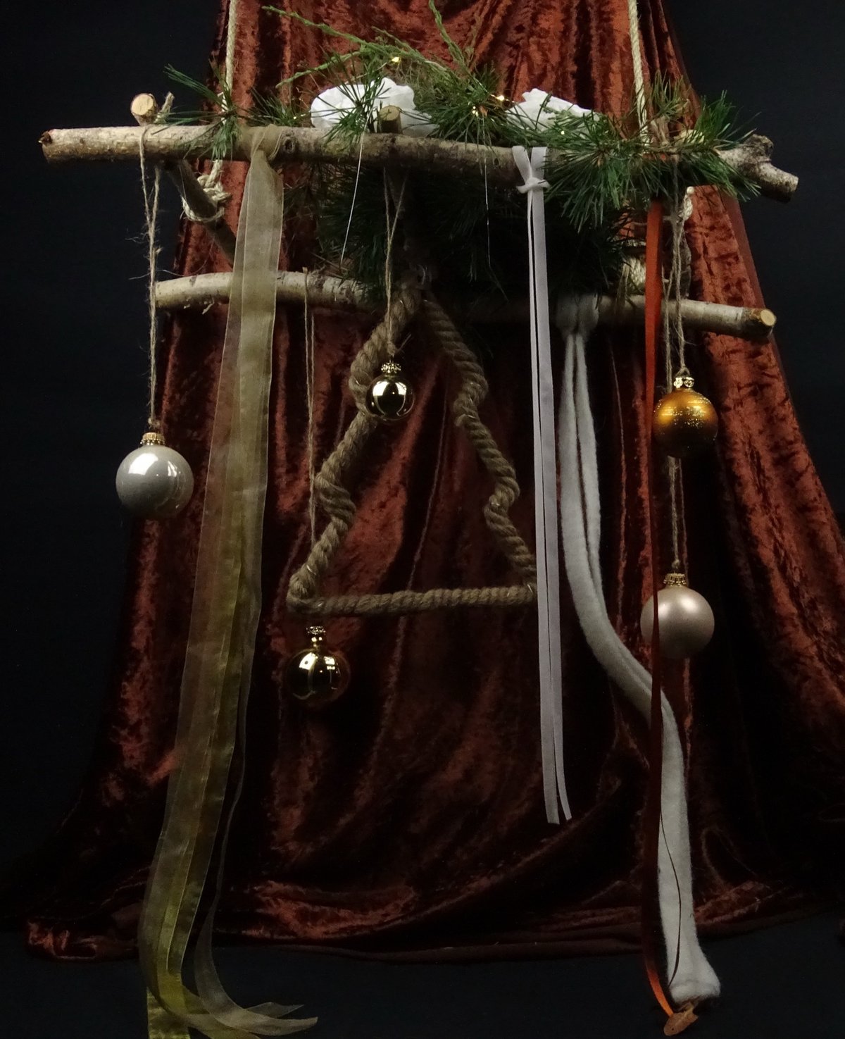 Hängedeko mit Seil-Dreieck und Kugeln