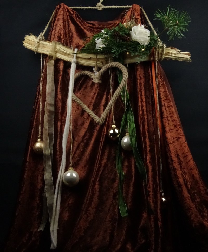 Hängedeko mit Seilherz an Treibholz