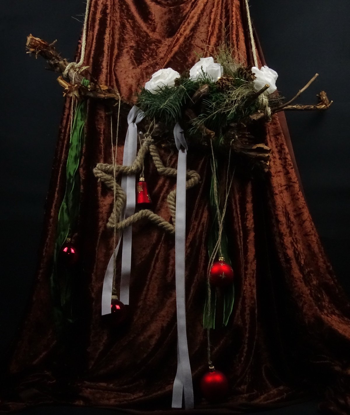 Hängedeko mit Seilstern und roten Kugeln