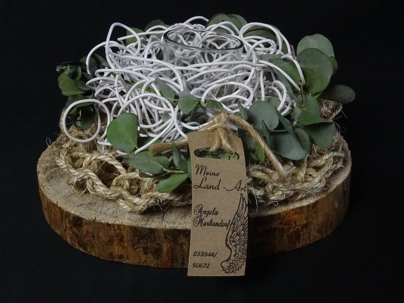 Windlicht mit weißem Drahtnest und Eukalyptus