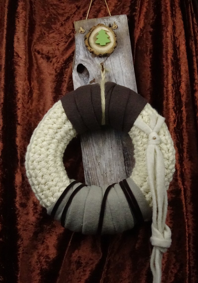 Gehäkelter Kranz creme-braun mit Tannenbäumchen