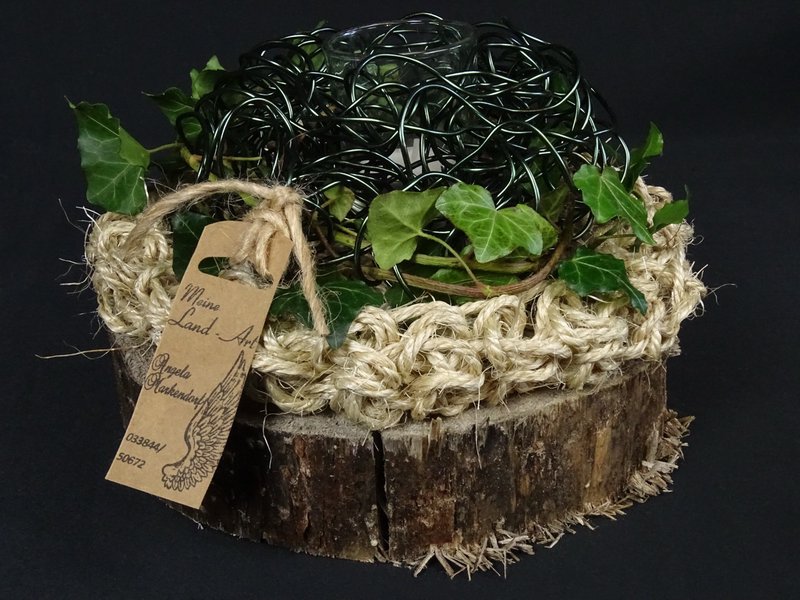 Windlicht mit dunkelgrünem Drahtnest und Efeu