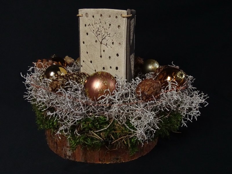 Keramik-Windlicht mit Islandmoos und Goldkugeln