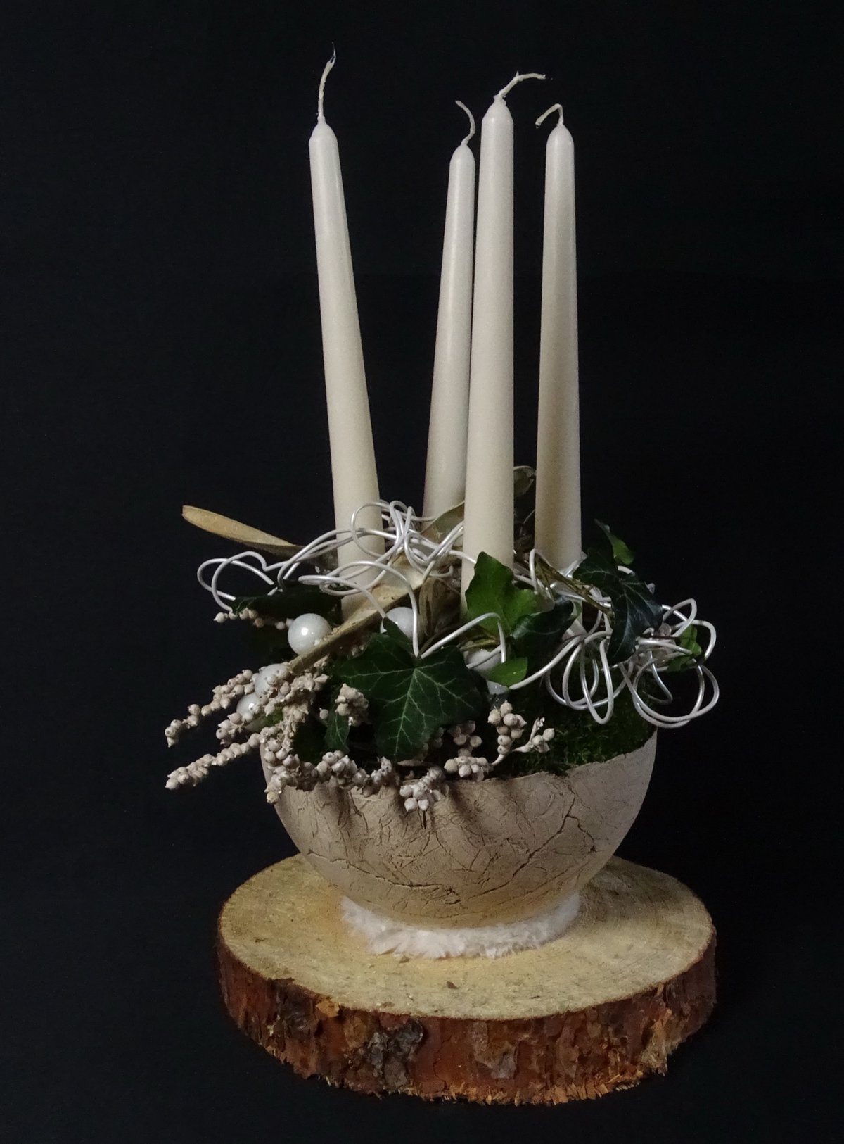 Adventsgesteck mit vier Stabkerzen in Tonschale