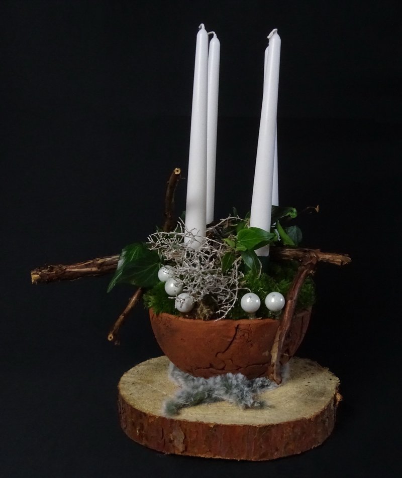 Adventsgesteck mit drei Stabkerzen in Terracotta-Schale