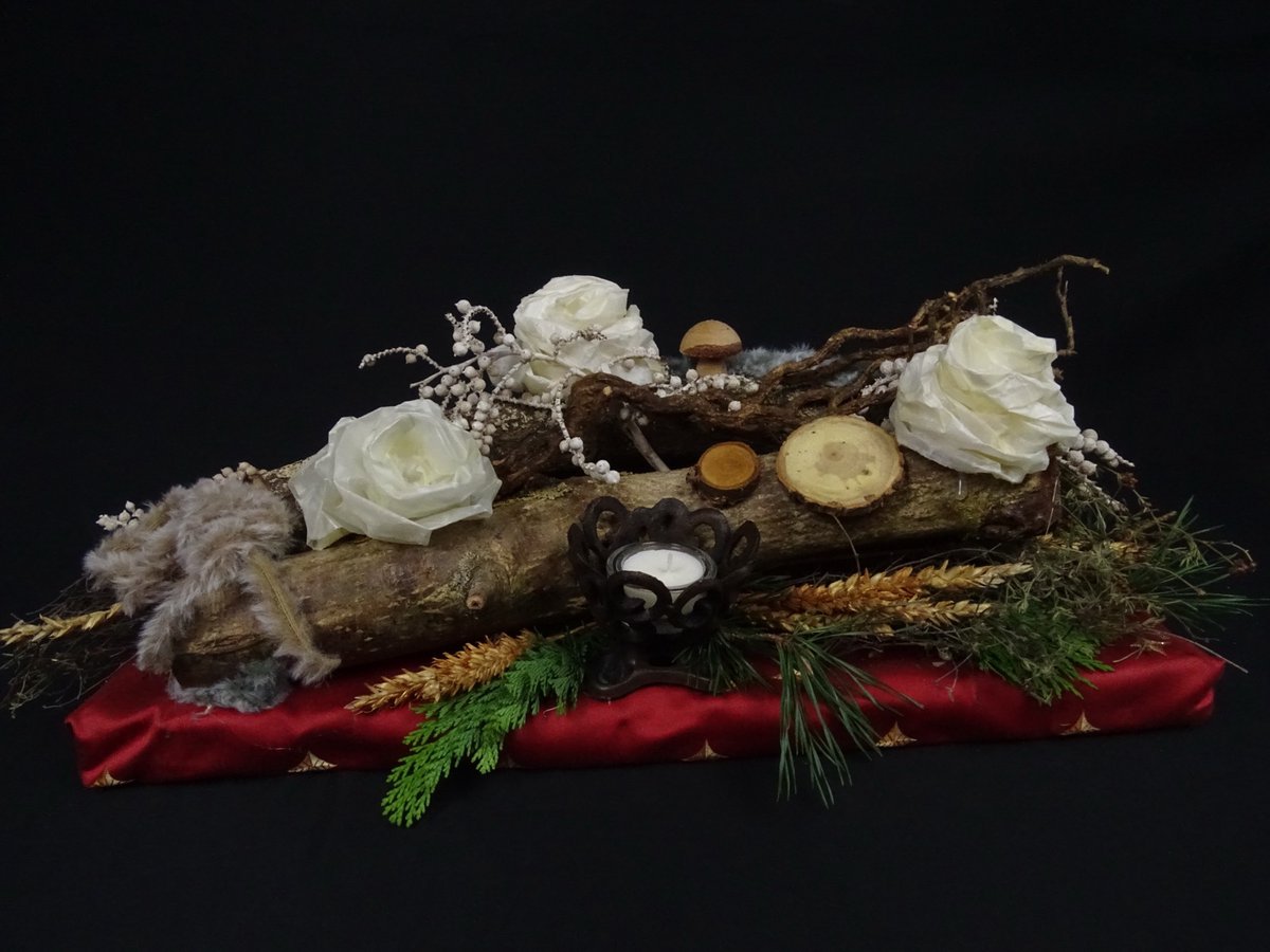 Holzstamm-Gesteck mit weißen Rosen