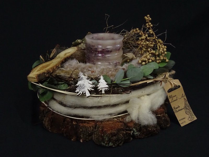 Gesteck mit Eukalyptus, Treibholz und weißen Bäumchen