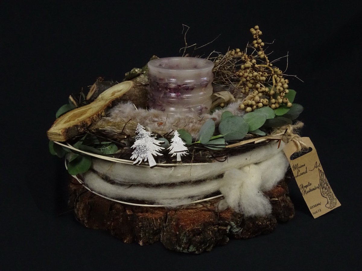 Gesteck mit Eukalyptus, Treibholz und weißen Bäumchen