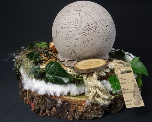 Baumscheiben-Gesteck mit Tonkugel, Efeu und Naturmaterialien