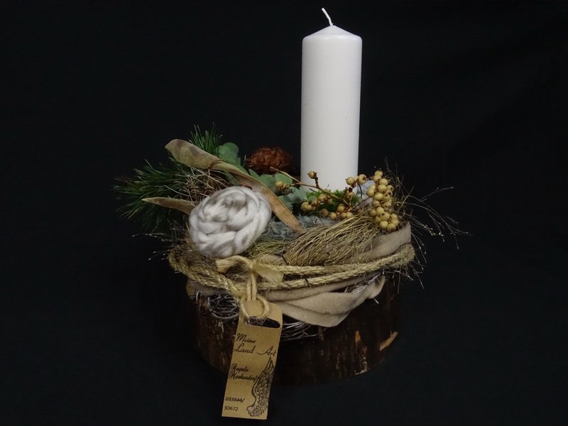 Gesteck mit weißer Stumpenkerze und Wollrose