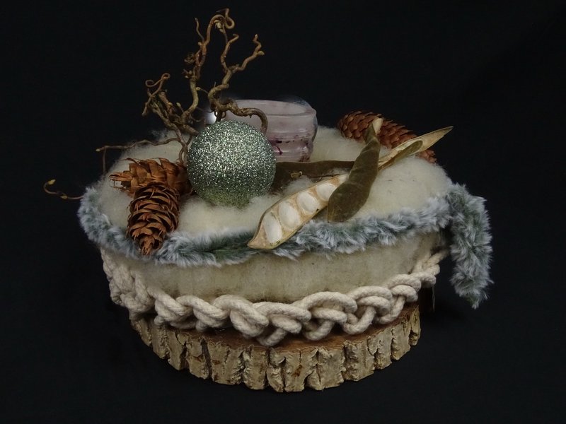 Gesteck mit Wollzopf, Glitzerkugel und Zapfen