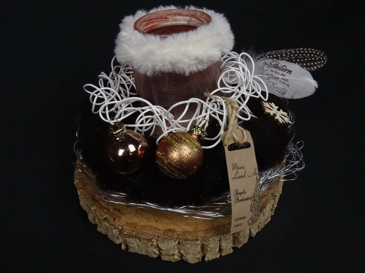 Gesteck mit Pelzmanschette und Kupferkugeln