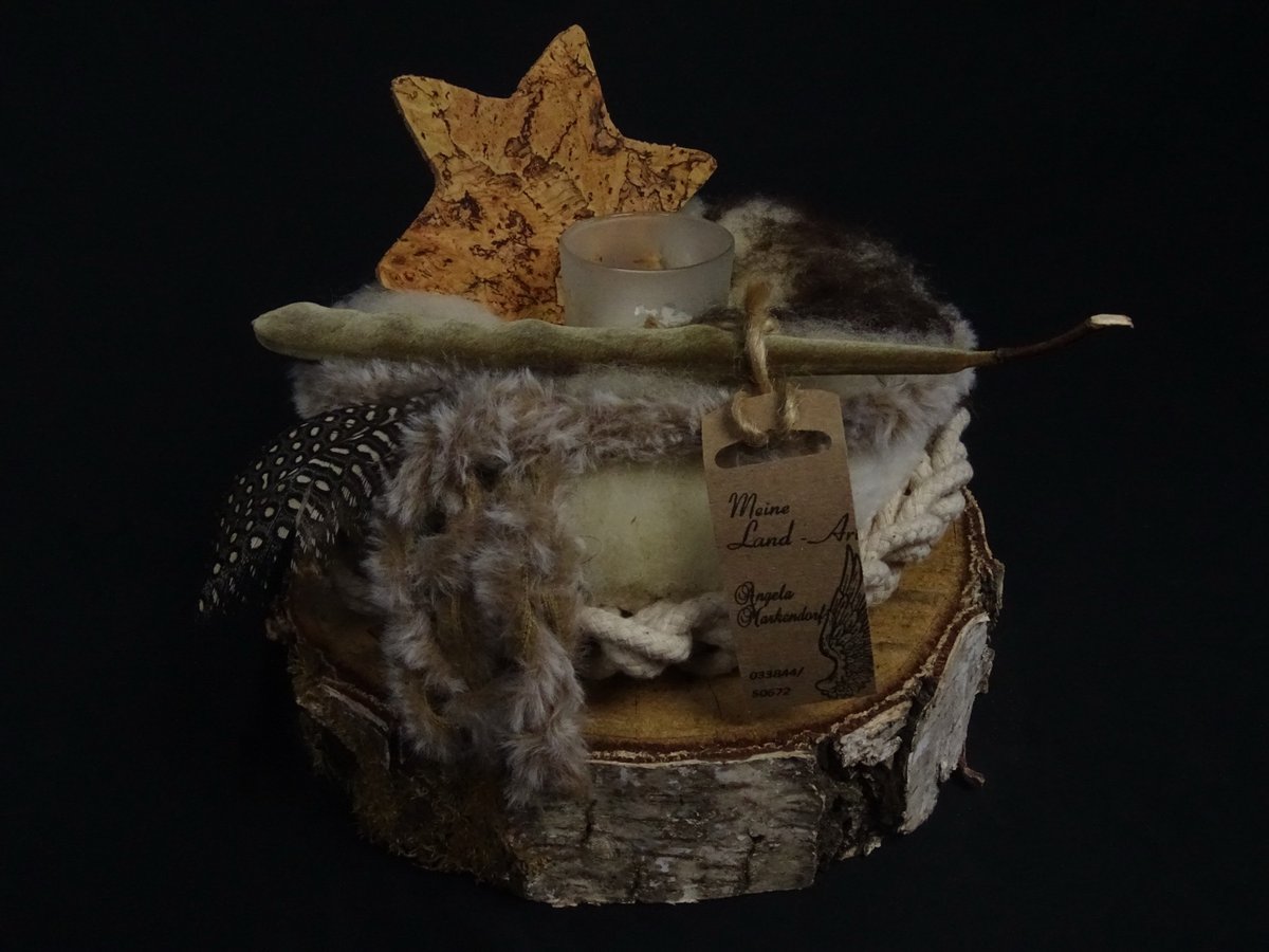 Gesteck mit Korkstern und Feder auf Birkenscheibe