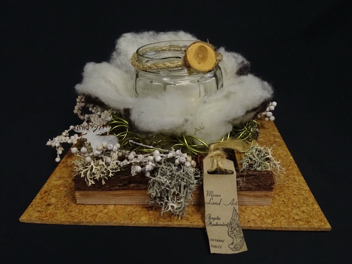 Korkplatten-Gesteck mit Wollwolke und Beeren