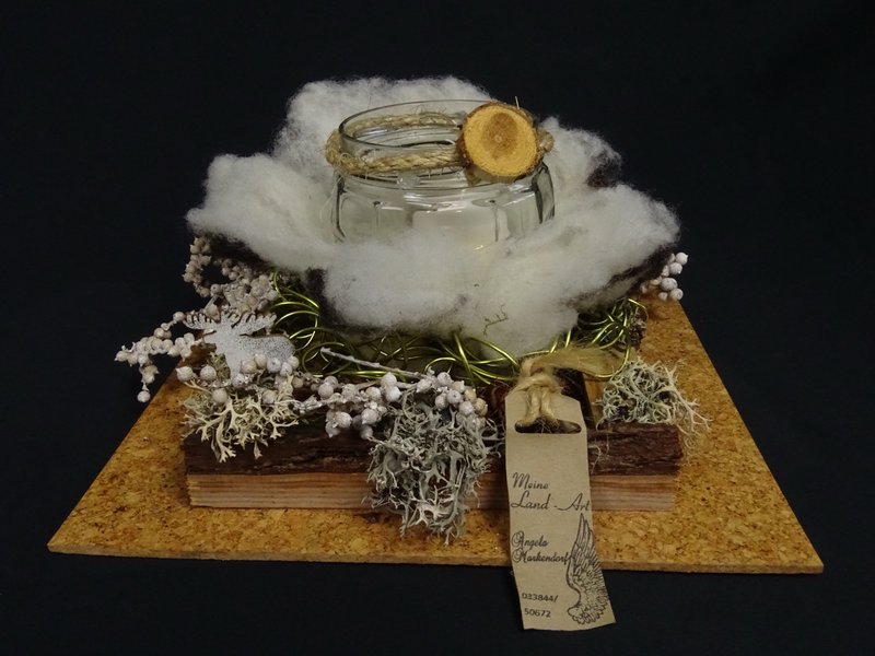 Korkplatten-Gesteck mit Wollwolke und Beeren