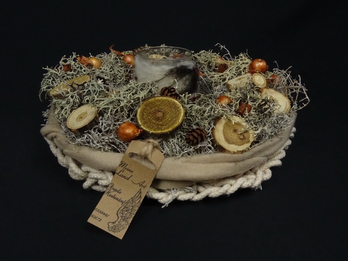 Rundes Tischgesteck mit Wollzopf und Orangenscheibe