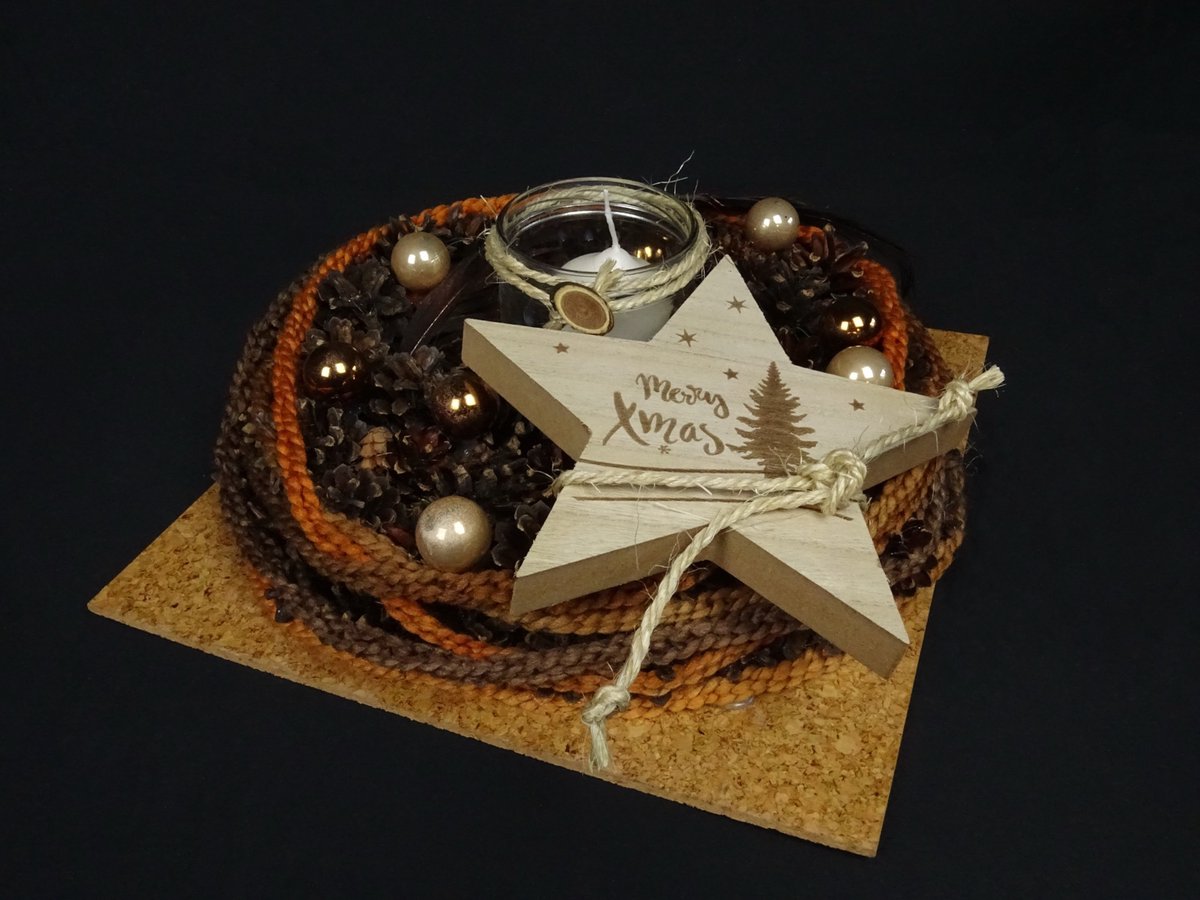 Korkplatten-Gesteck mit Wollnest und Holzstern