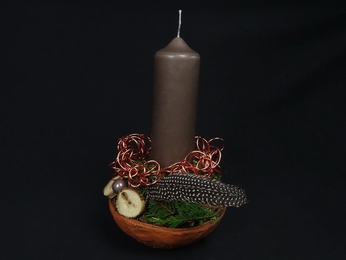 Tonschalen-Gesteck mit Kupferdraht und Feder