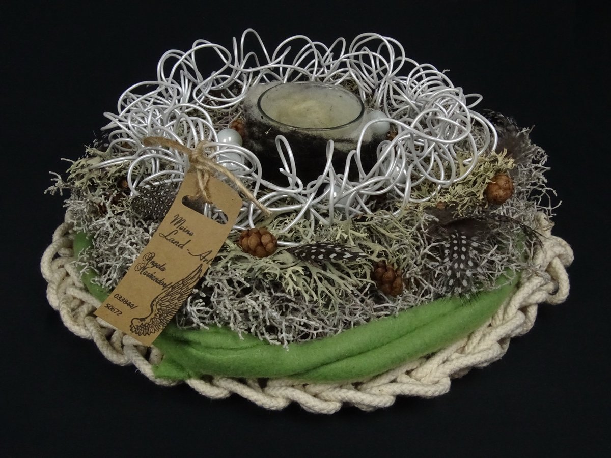 Rundes Tischgesteck mit grünem Filz und Silberdraht