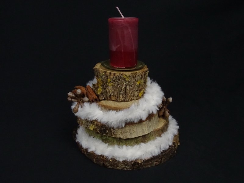 Dreistöckiges Baumscheiben-Gesteck mit roter Kerze