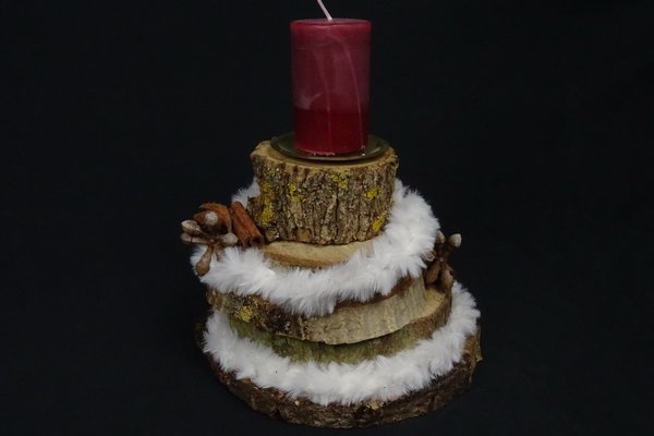 Baumscheiben mit Kerze und natürlichen Dekomaterialien