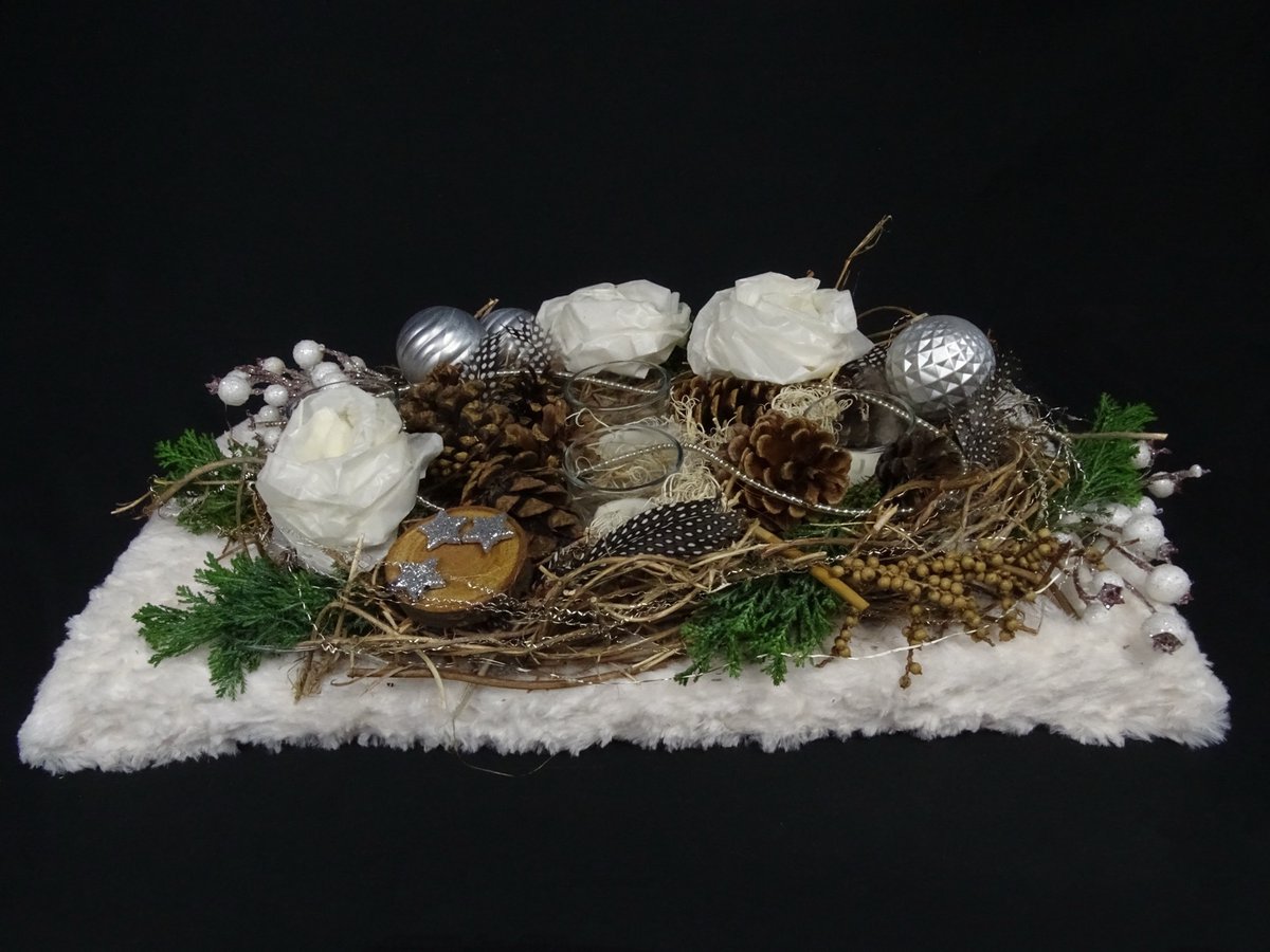 Tischgesteck auf Fell mit weißen Rosen und Silberkugeln