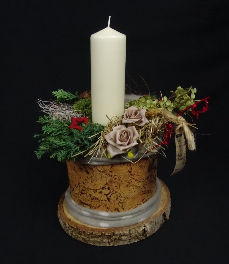 Korkzylinder-Gesteck mit rosa Rosen und Stumpenkerze