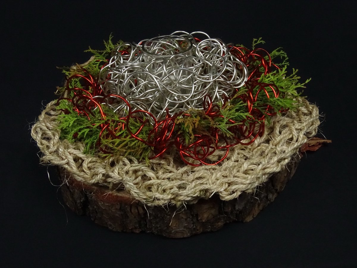 Kleines Windlicht mit silber-rotem Drahtnest